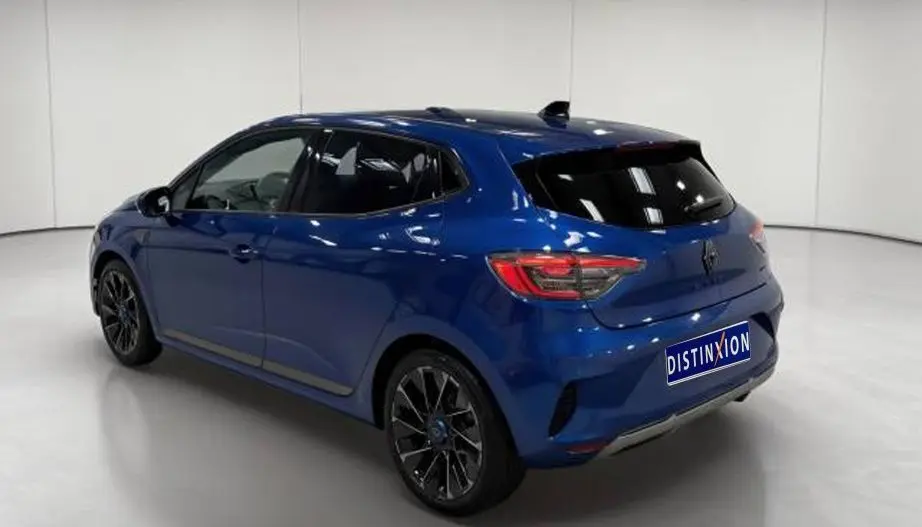 Vue 3/4 arrière droite d'une Renault Clio Esprit Alpine E-Tech 2024 bleu foncé avec jantes noires et feux LED distinctifs.