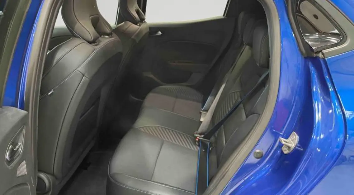 Vue côté droit sur l'intérieur arrière bleu vif de la Renault Clio Esprit Alpine E-Tech avec sièges noirs en cuir et tissu.