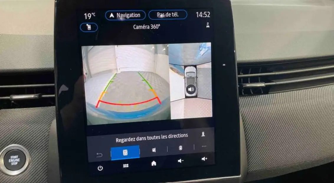 Écran tactile central montrant la caméra 360° de la Renault Clio Esprit Alpine hybride, intérieur gris.