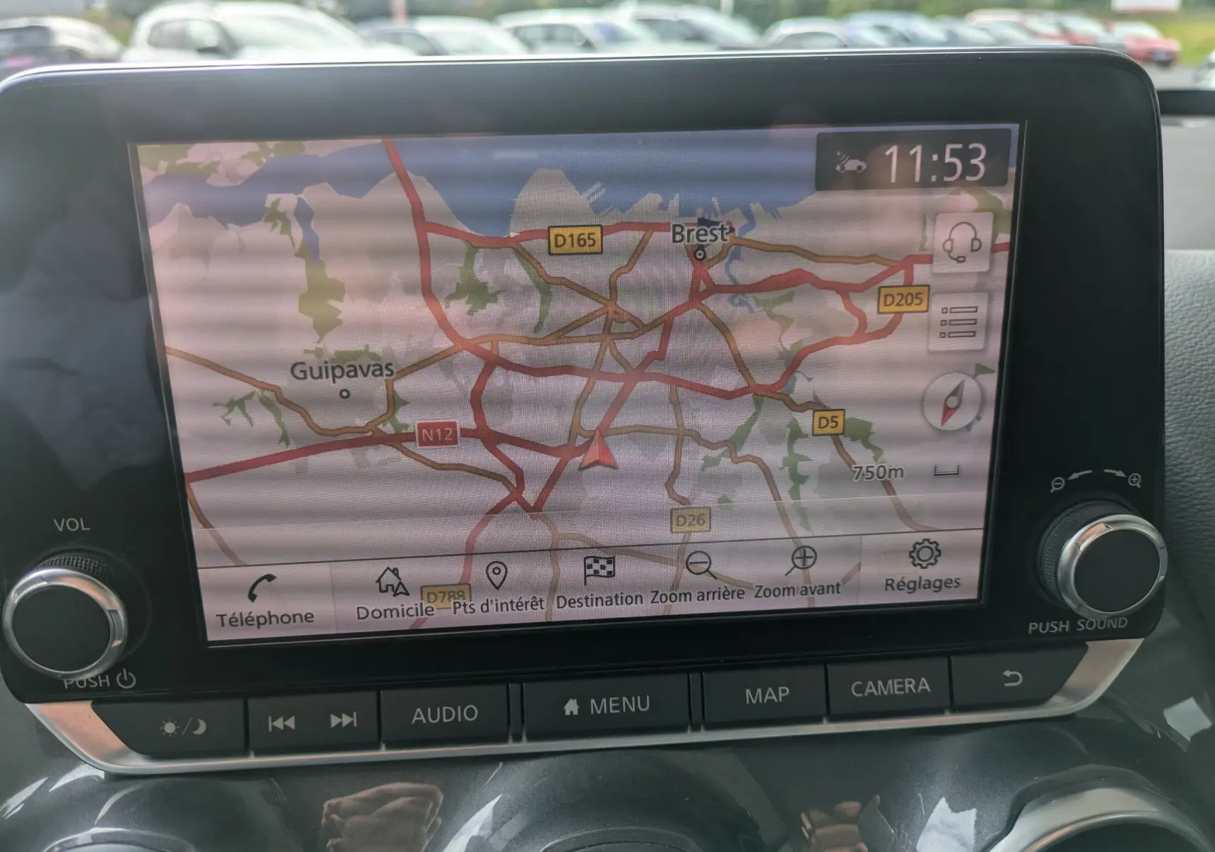 Vue intérieure du système de navigation du Nissan Juke 2020, écran tactile affichant une carte routière autour de Brest.