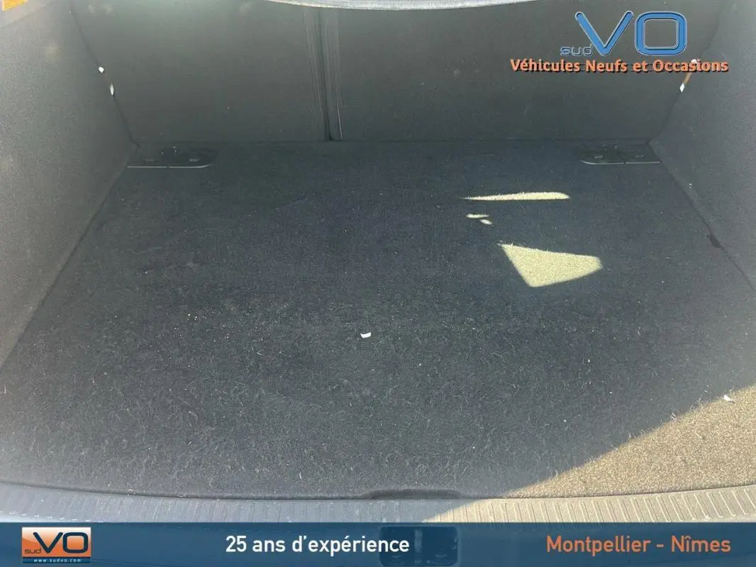 Coffre vide de Renault Clio IV Estate Business blanc, vue intérieure arrière montrant l'espace de chargement.