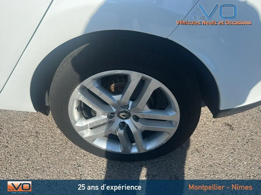 Gros plan sur la roue avant droite de la Renault Clio IV Estate Business blanche, avec jante alliage et logo Renault visible.