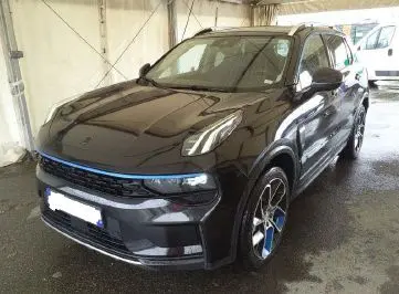 Vue 3/4 avant d'un LYNK & CO 01 PHEV noir avec jantes bicolores et calandre marquée d'un liseré bleu.