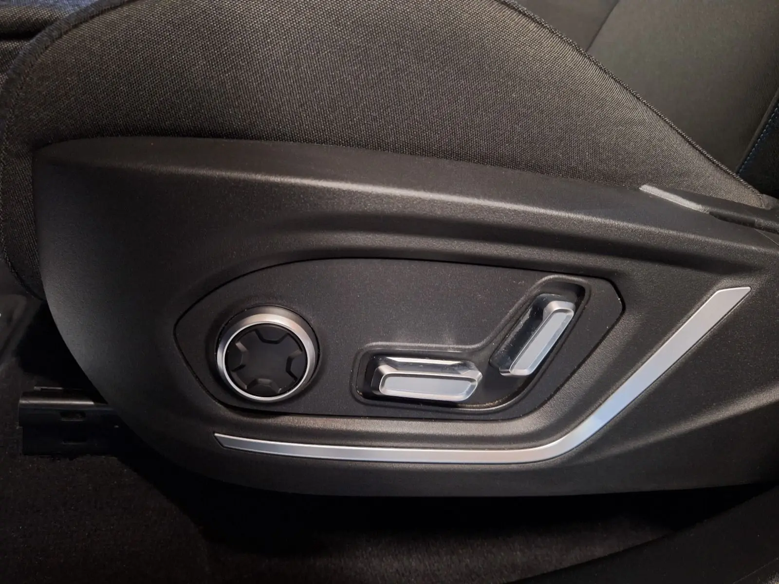 Gros plan sur les commandes électriques de réglage du siège conducteur noir du LYNK & CO 01 PHEV 2022.