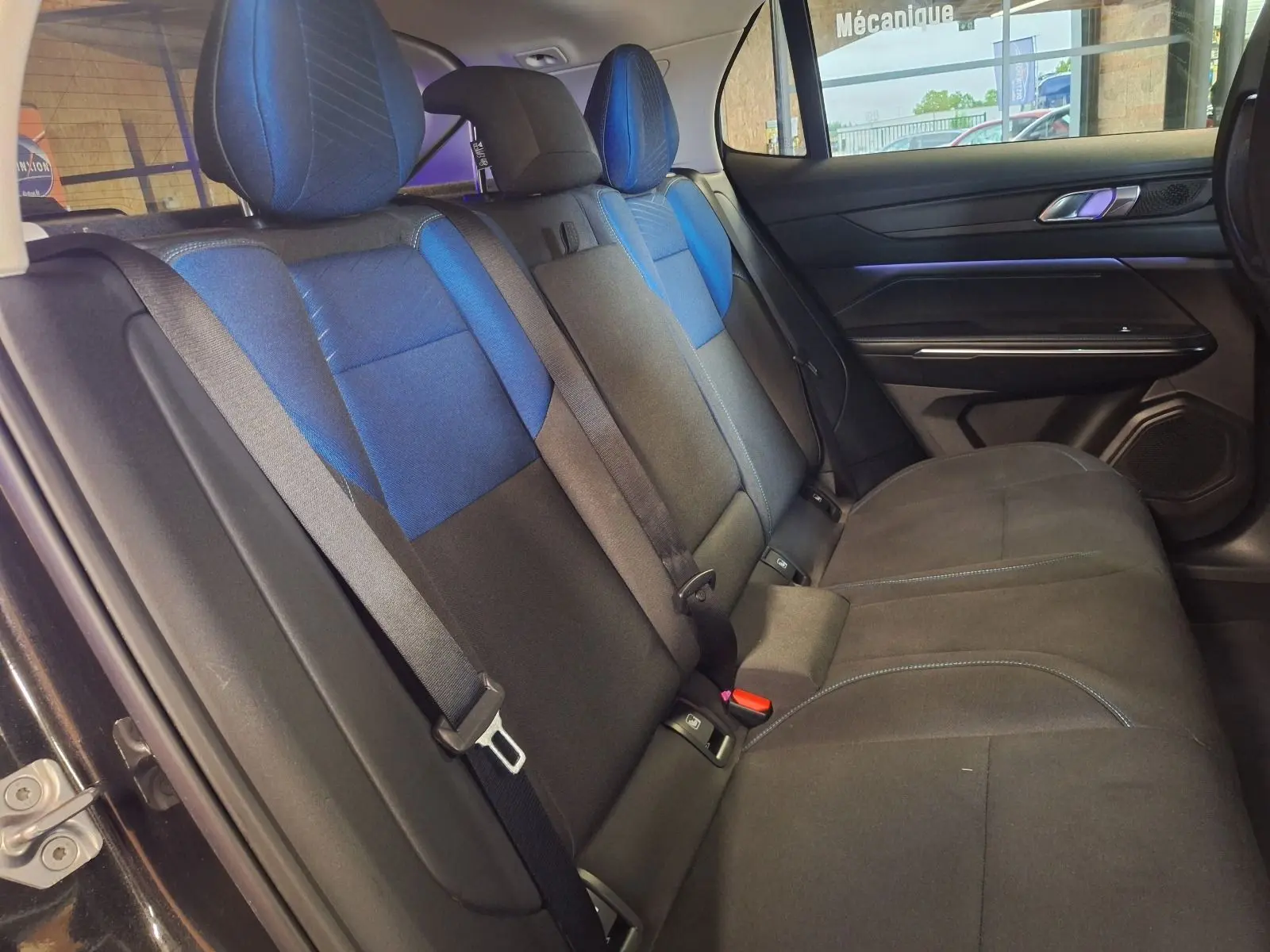 Vue intérieure côté droit sur la banquette arrière bicolore bleu et noir du LYNK & CO 01 PHEV 261 DCTH7 noir 2022.