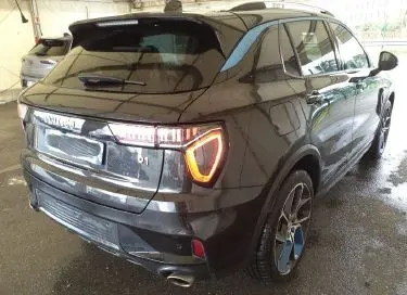 Vue 3/4 avant gauche du SUV Lynk & Co 01 noir avec jantes alliage bicolores et calandre distinctive.