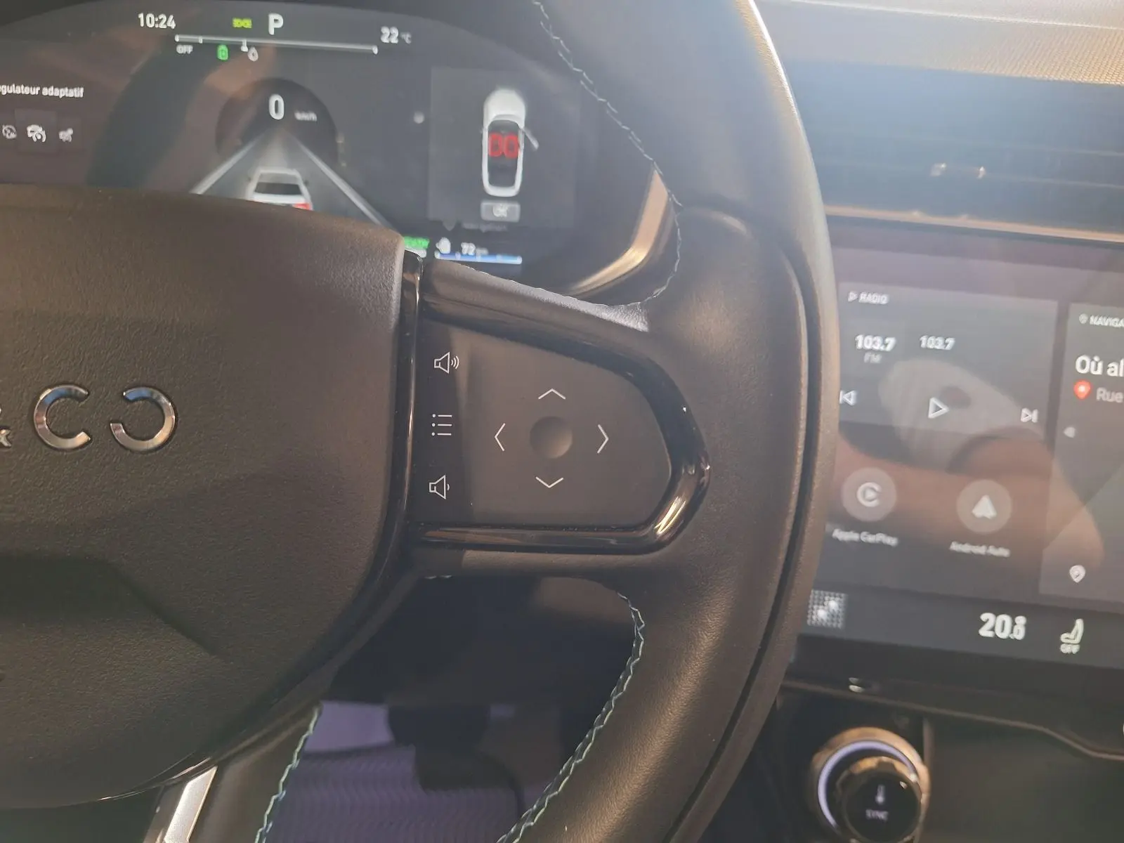 Gros plan sur le volant noir multifonctions et l'écran tactile du tableau de bord du LYNK & CO 01 PHEV 2022.