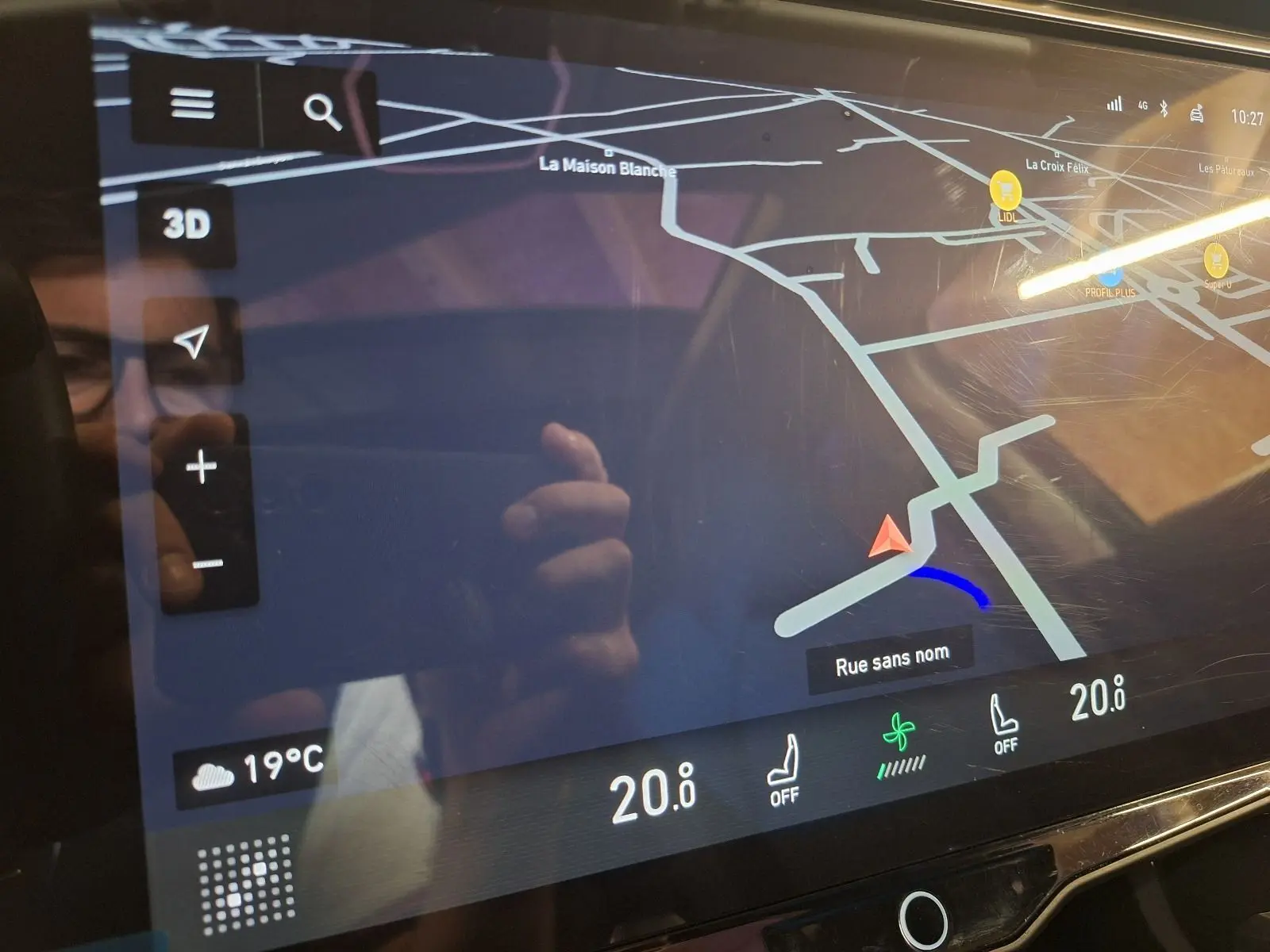 Écran tactile de navigation du Lynk & Co 01 PHEV 2022 affichant une carte et la température intérieure à 20°C.