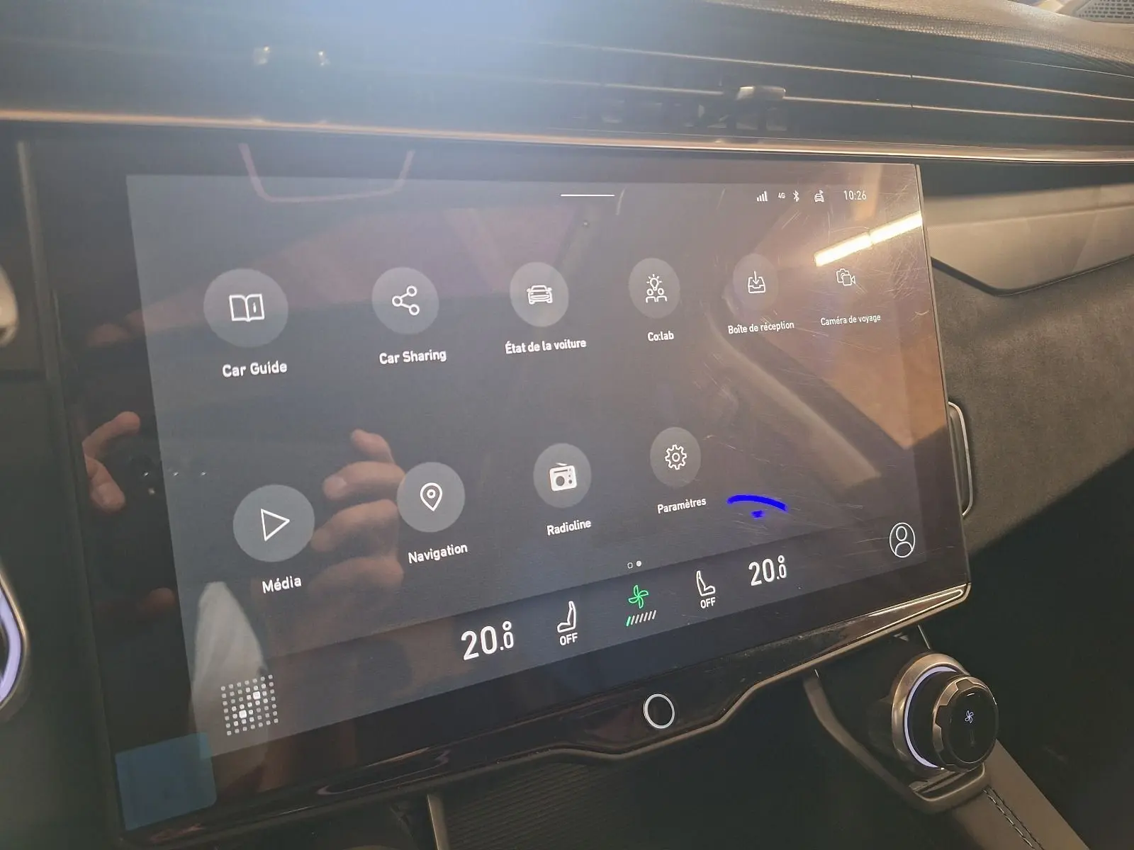 Écran tactile central du tableau de bord du Lynk & Co 01 PHEV noir, affichant les options multimédia et navigation.