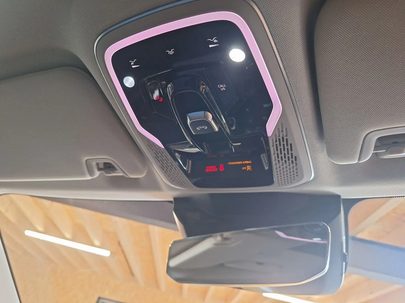 Vue intérieure du plafonnier avec commandes lumineuses et miroir intérieur du LYNK & CO 01 noir 2022.