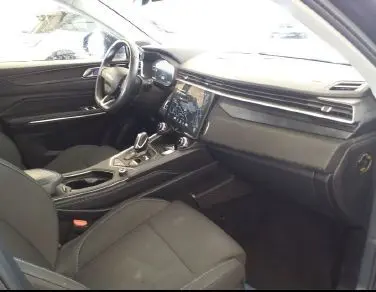 Vue 3/4 arrière droite du LYNK & CO 01 PHEV noir avec feux arrière allumés et jantes alliage 20 pouces.