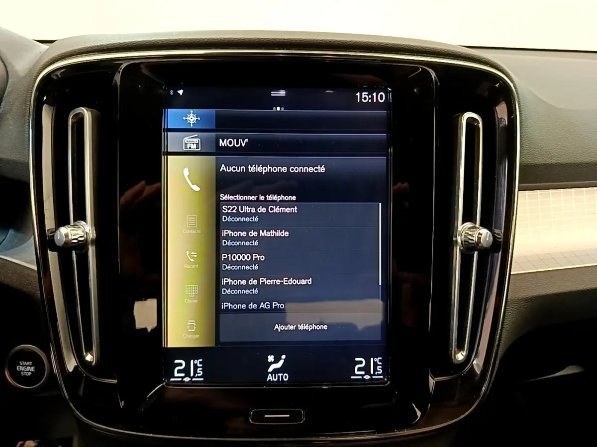 Écran tactile central du tableau de bord noir du Volvo XC40 Momentum, avec commandes climatisation et ventilation visibles.
