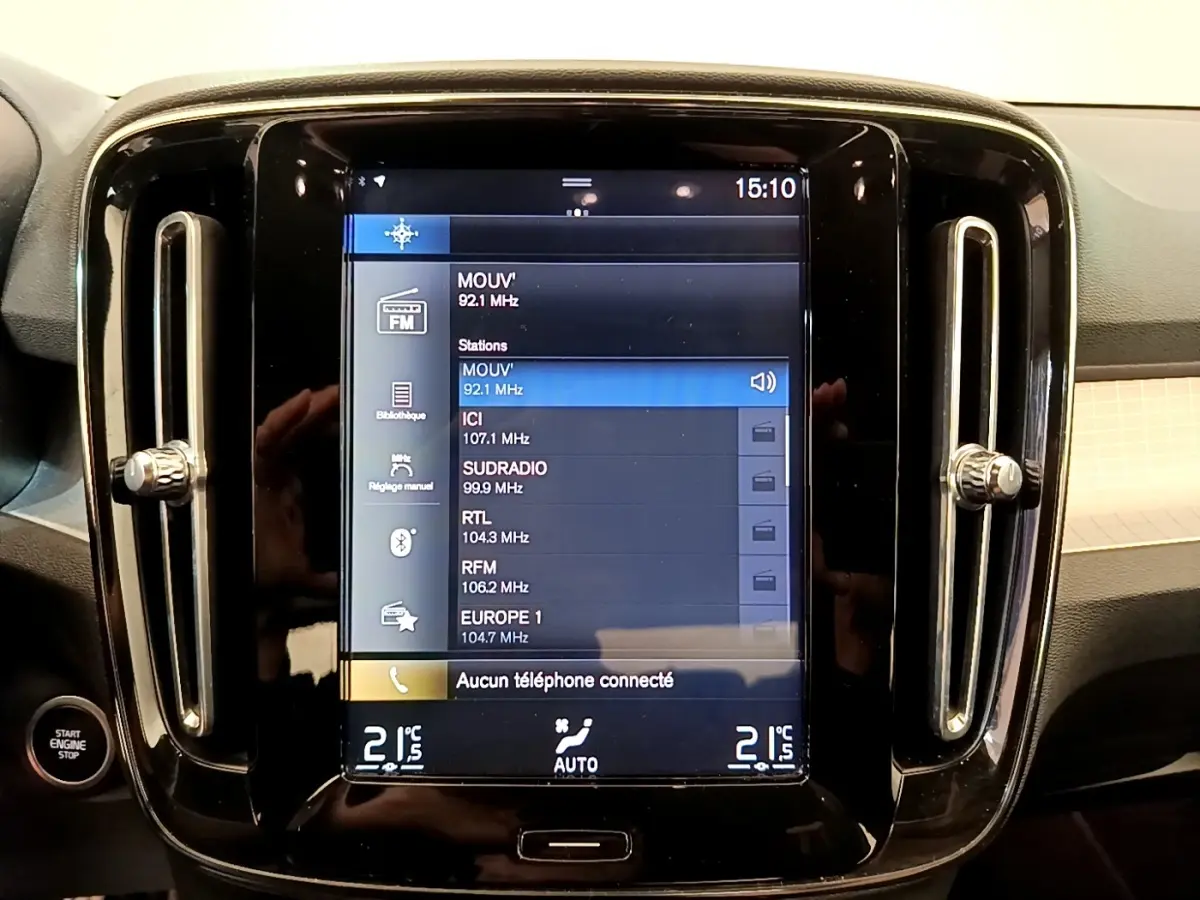 Vue rapprochée de l’écran tactile central noir du Volvo XC40 T2 Momentum avec commandes climatisation et radio affichées.