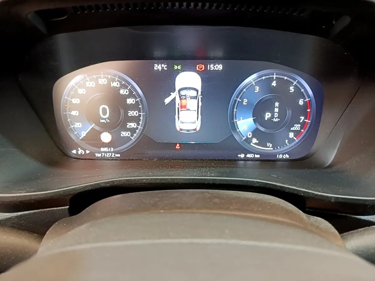 Vue rapprochée du tableau de bord numérique du Volvo XC40 T2 2020, affichant vitesse et compte-tours.