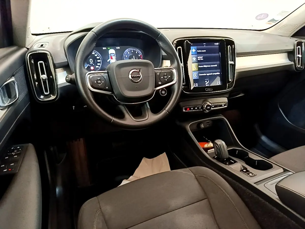 Vue intérieure du tableau de bord et volant du Volvo XC40 T2 Momentum 2020, avec écran tactile central et finitions noires.