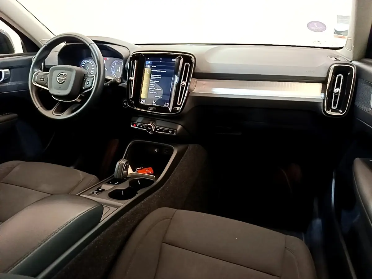 Intérieur noir du Volvo XC40 T2 2020 vu de face, avec tableau de bord moderne et écran tactile central vertical.