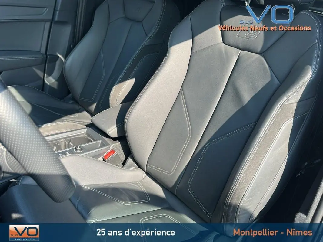 Gros plan sur les sièges avant en cuir noir avec logo S line embossé de l'Audi Q3 Sportback 2020.