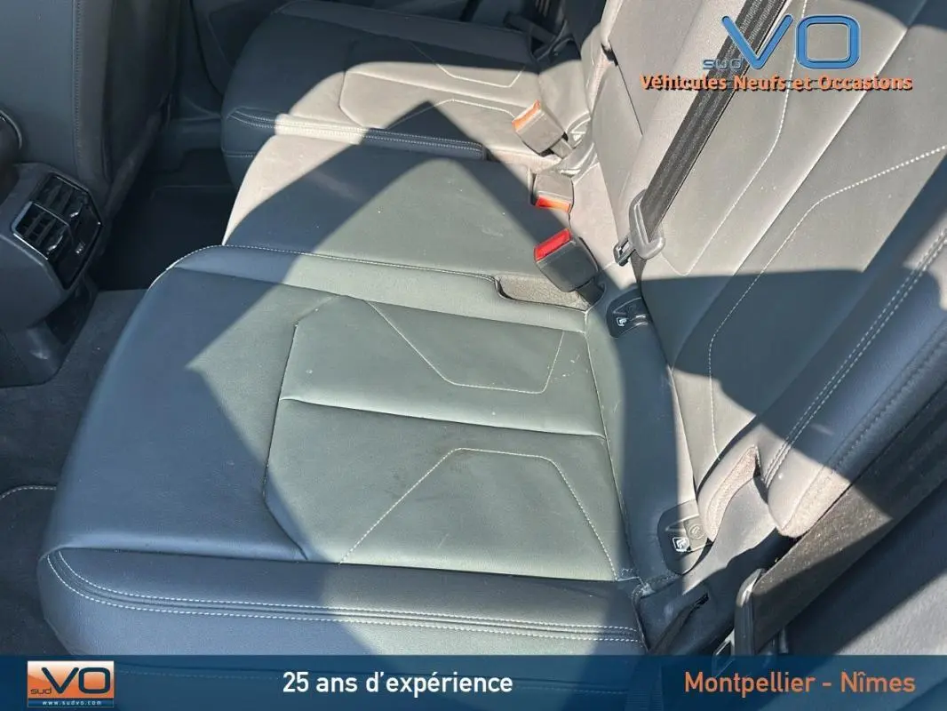 Gros plan sur la banquette arrière en cuir noir de l'Audi Q3 Sportback 35 TDI S line 2020, avec surpiqûres visibles.