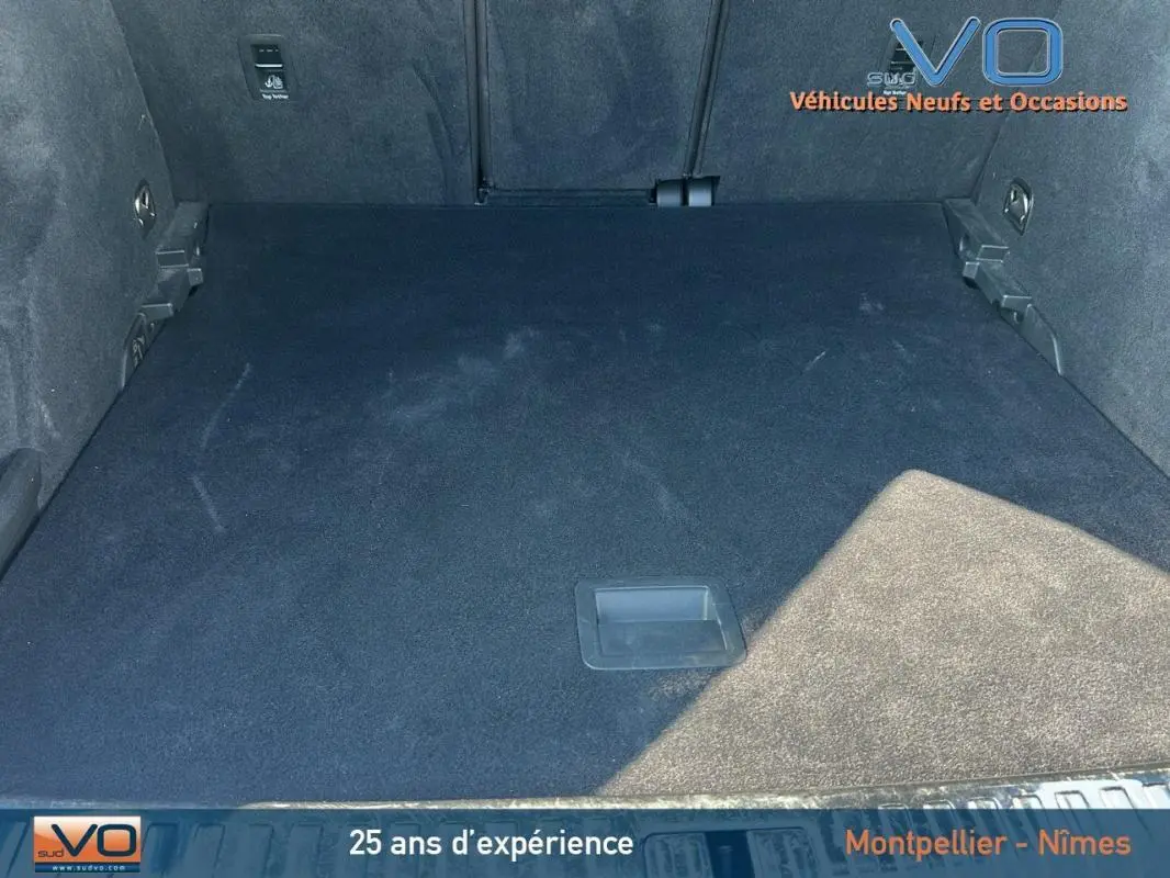 Coffre spacieux et propre de l'Audi Q3 Sportback noir 35 TDI S line, vue intérieure arrière avec moquette noire.