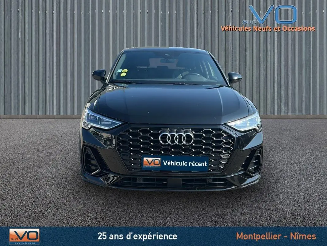Vue frontale d'un Audi Q3 Sportback noir 2020 avec calandre hexagonale et phares LED marqués.