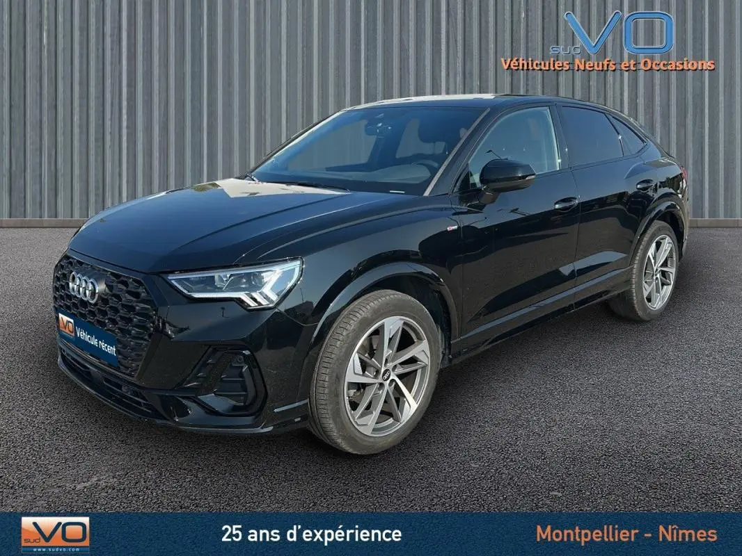Audi Q3 Sportback noir en 3/4 avant droit, finition S line avec jantes alliage et calandre noire distinctive.