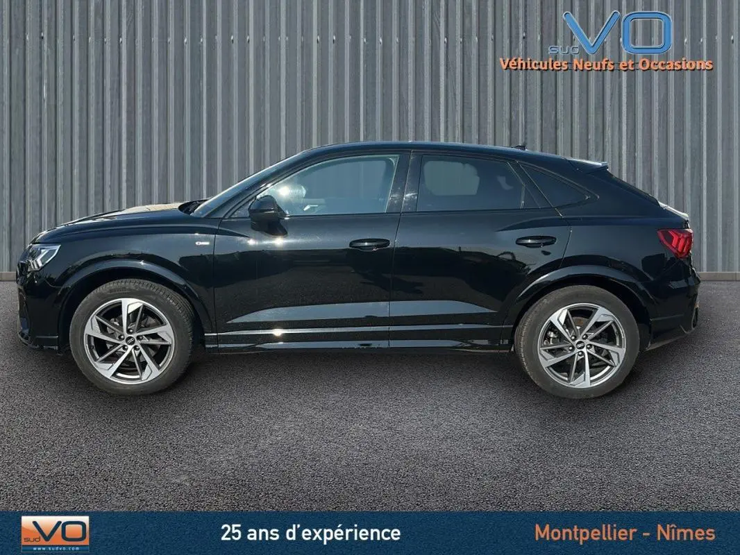 Audi Q3 Sportback noir vue de profil côté gauche, finition S line avec jantes alliage distinctives.