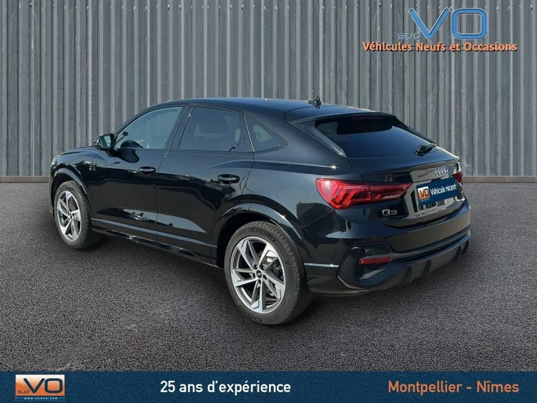 Audi Q3 Sportback noir vue 3/4 arrière droit, mettant en valeur ses lignes sportives et jantes alliage S line.