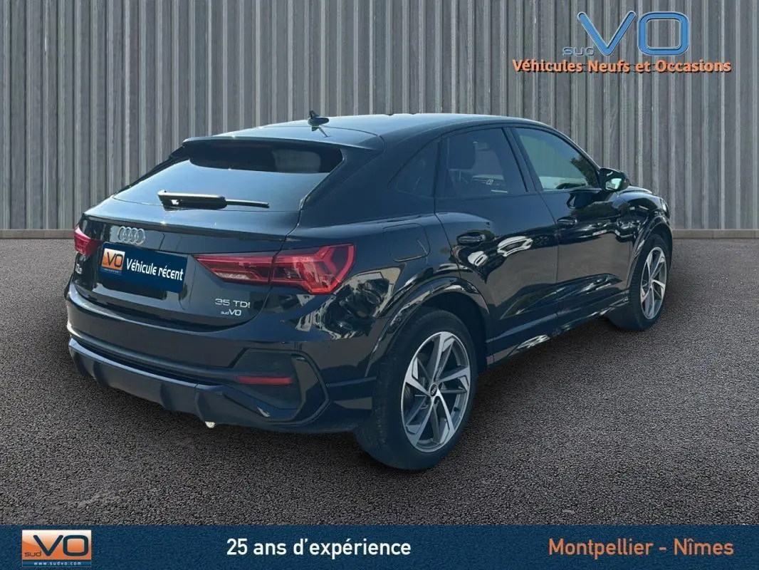 Audi Q3 Sportback noir en vue 3/4 arrière droit, version 35 TDI S line avec jantes alliage distinctives.