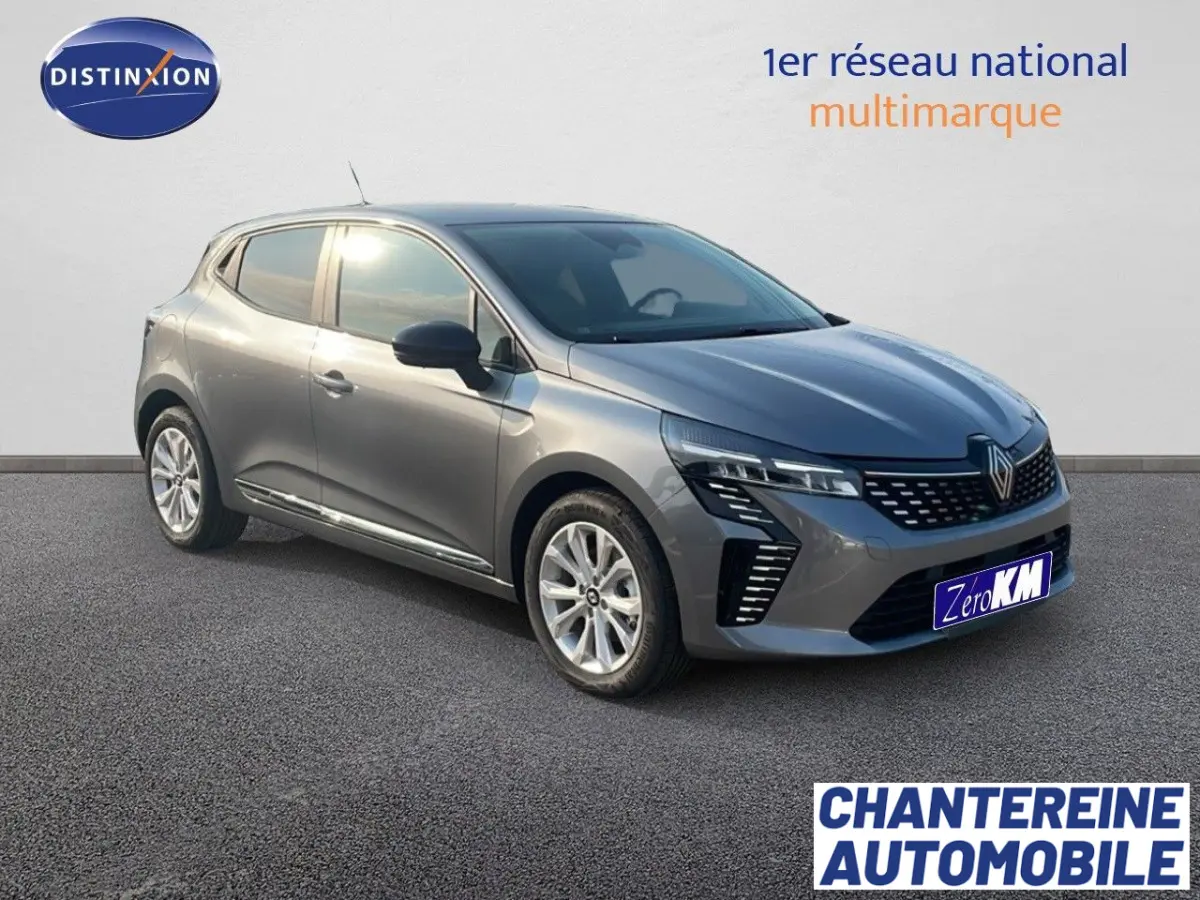 Renault Clio Evolution Blue dCi 100 gris métallisé vue 3/4 avant droit avec feux LED et jantes alliage.