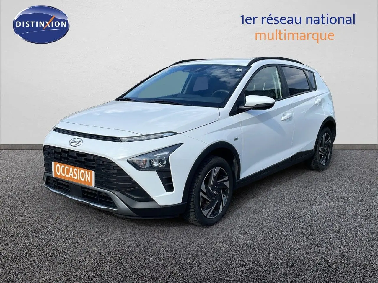 Vue 3/4 avant droit d'un Hyundai Bayon blanc polaire avec toit noir et jantes alliage sombres.