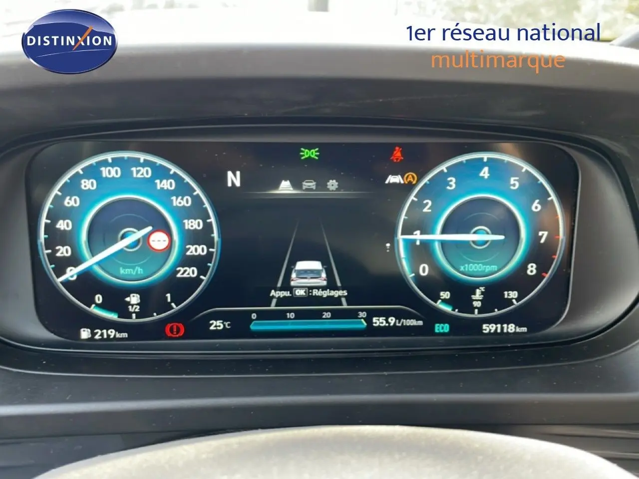 Tableau de bord numérique de Hyundai Bayon 2022 affichant vitesse, régime moteur et aides à la conduite.