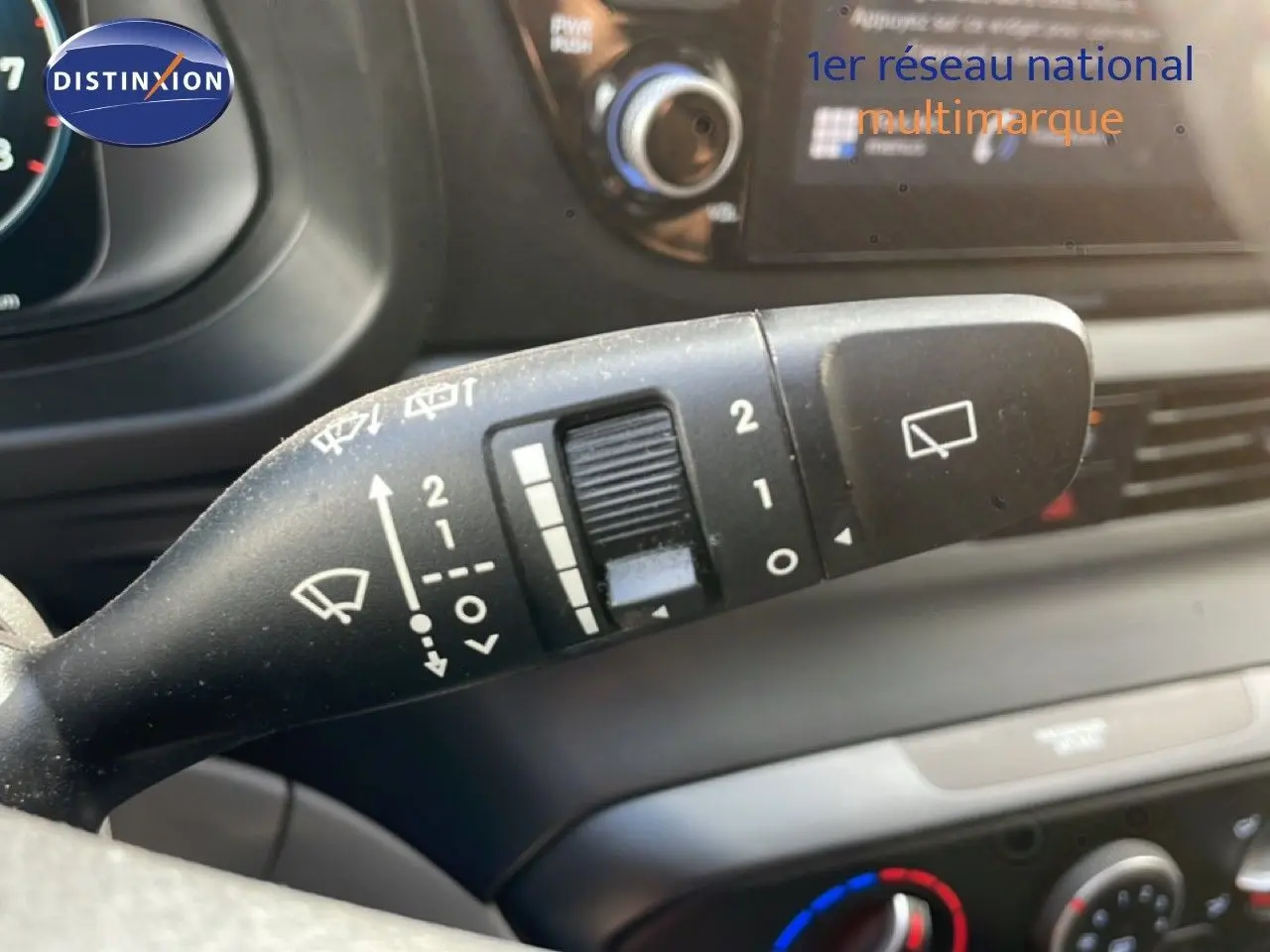 Gros plan sur la commande d’essuie-glace à gauche du volant dans l’habitacle d’une Hyundai Bayon blanc polaire 2022.