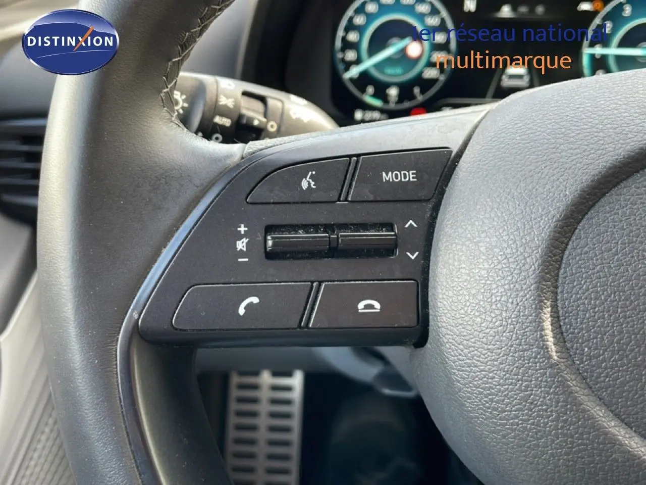 Gros plan sur le volant noir de la Hyundai Bayon 2022 avec commandes audio et téléphone intégrées.