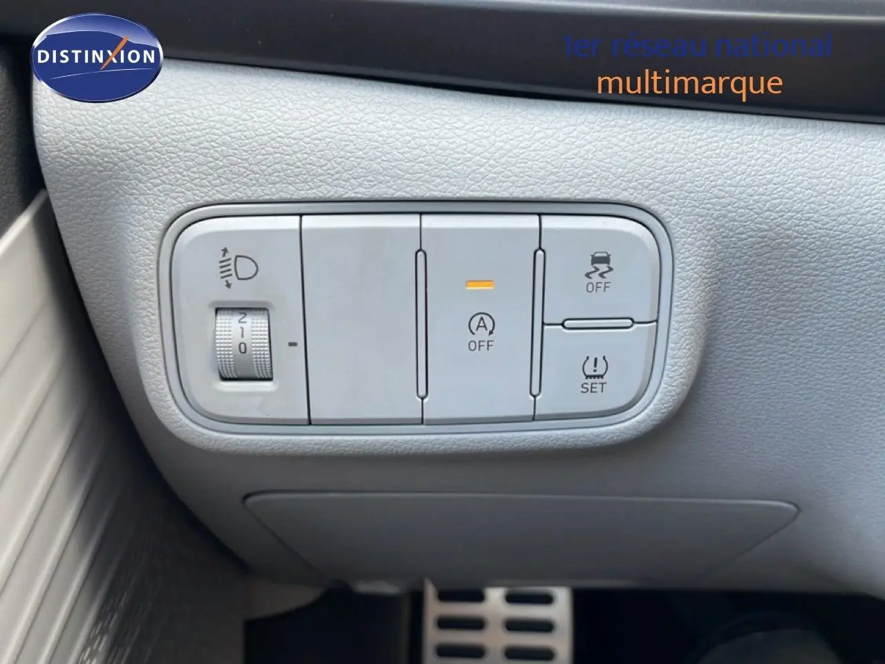 Gros plan sur les commandes grises du tableau de bord côté conducteur du Hyundai Bayon blanc polaire 2022.