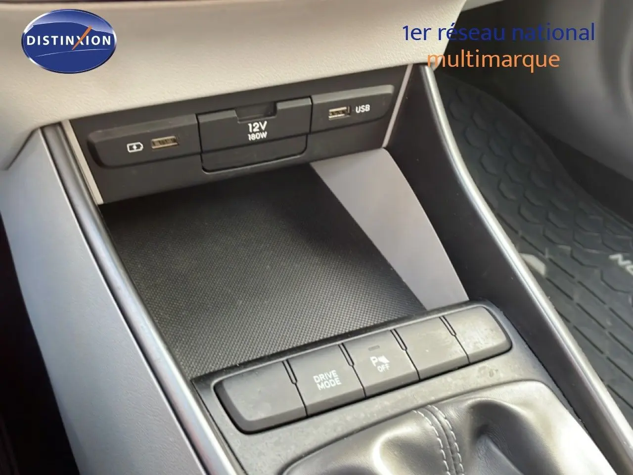 Gros plan sur la console centrale du Hyundai Bayon 2022, montrant les ports USB, prise 12V et boutons de commande.