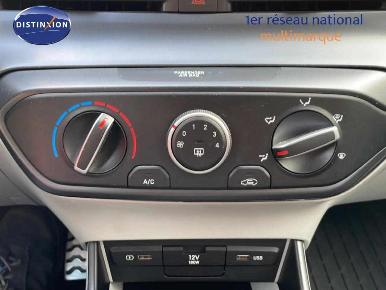 Vue rapprochée des commandes de climatisation et des ports USB d’une Hyundai Bayon blanche polaire, version hybride 2022.