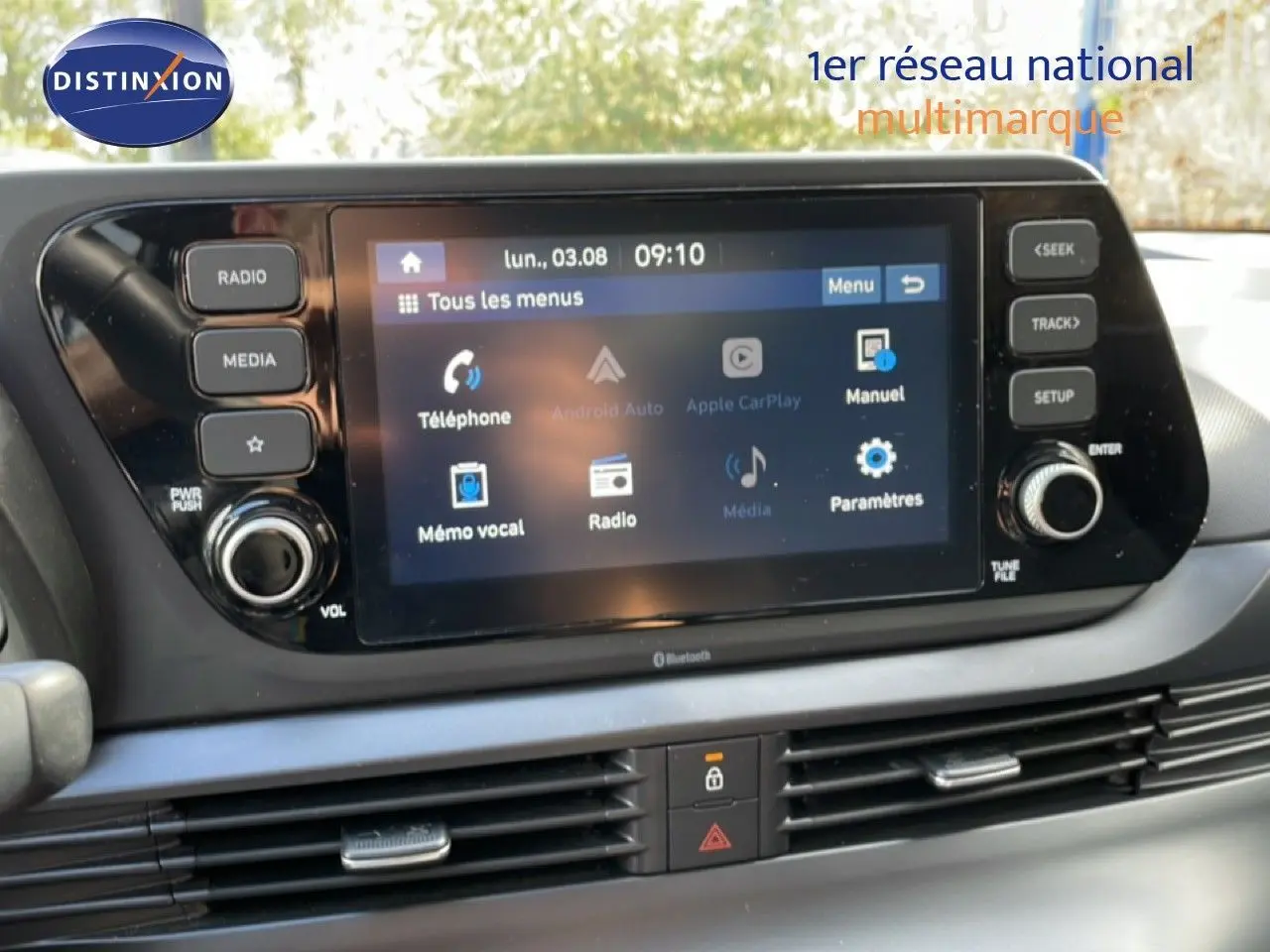 Écran tactile central du tableau de bord de la Hyundai Bayon 2022, affichant les menus multimédias et connectivité.