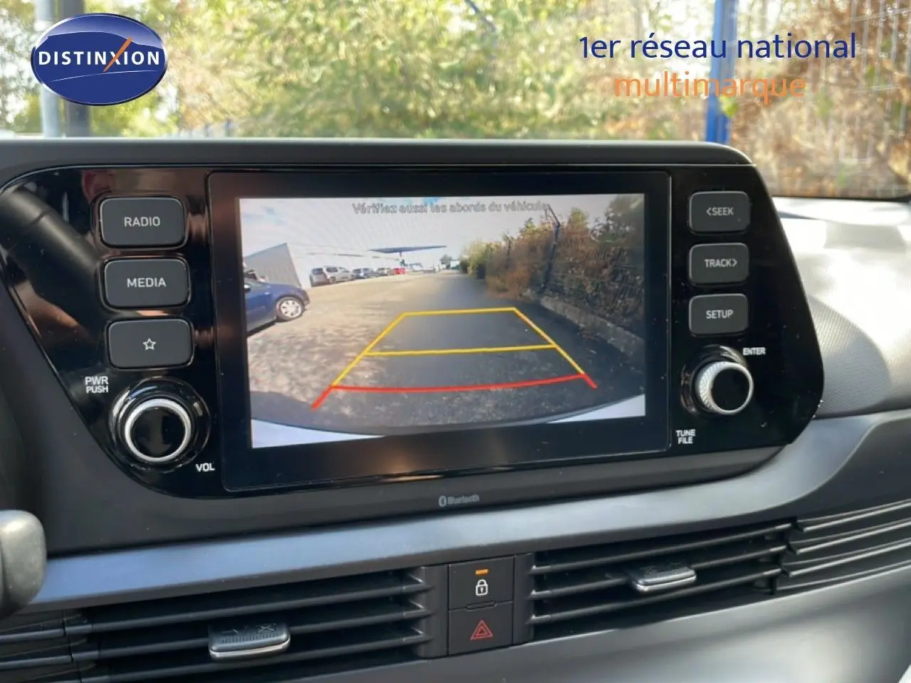 Vue intérieure du tableau de bord de la Hyundai Bayon 2022, écran central affichant la caméra de recul.