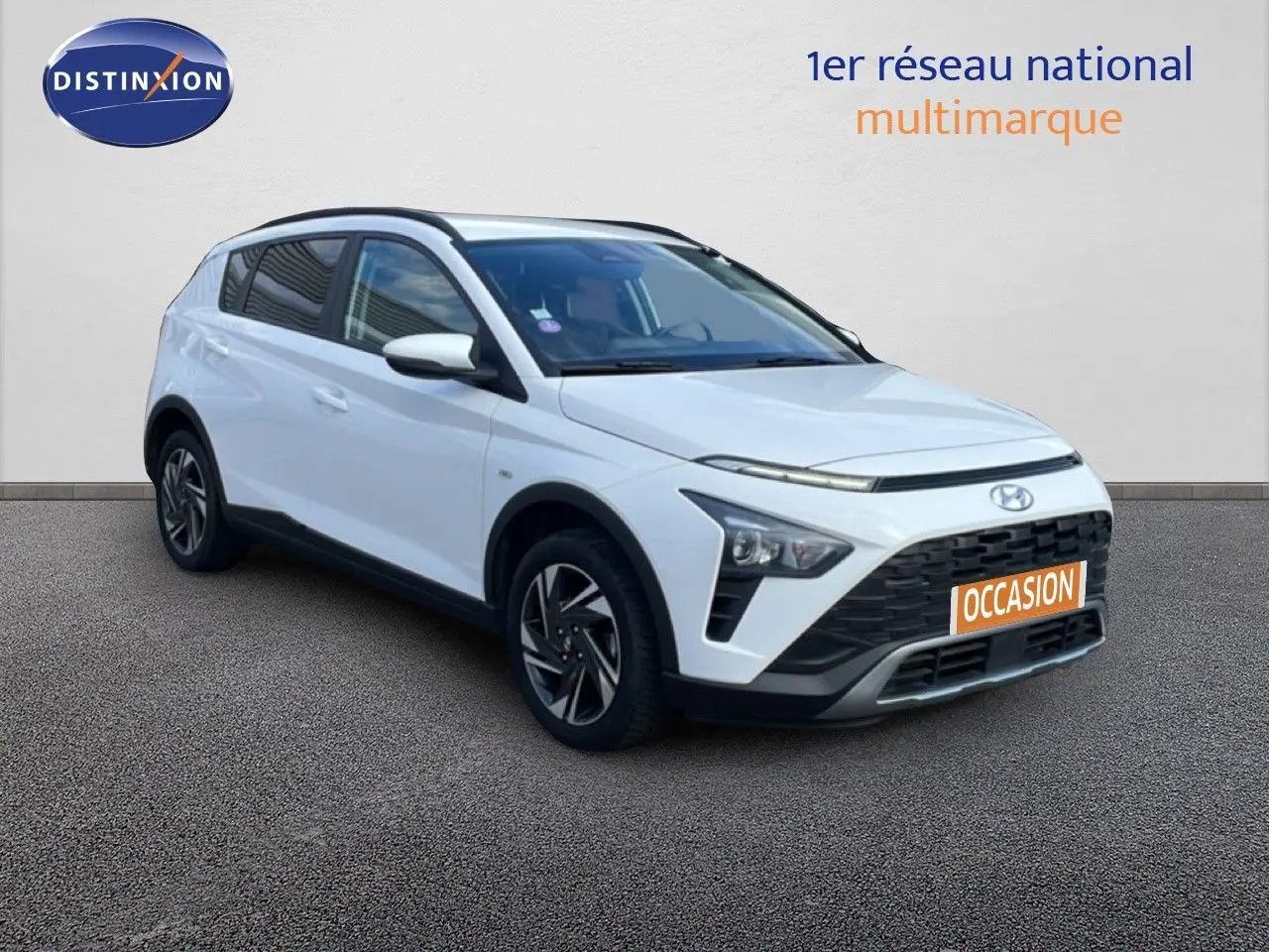 Hyundai Bayon blanc polaire en 3/4 avant droit, avec calandre noire et jantes alliage distinctives.