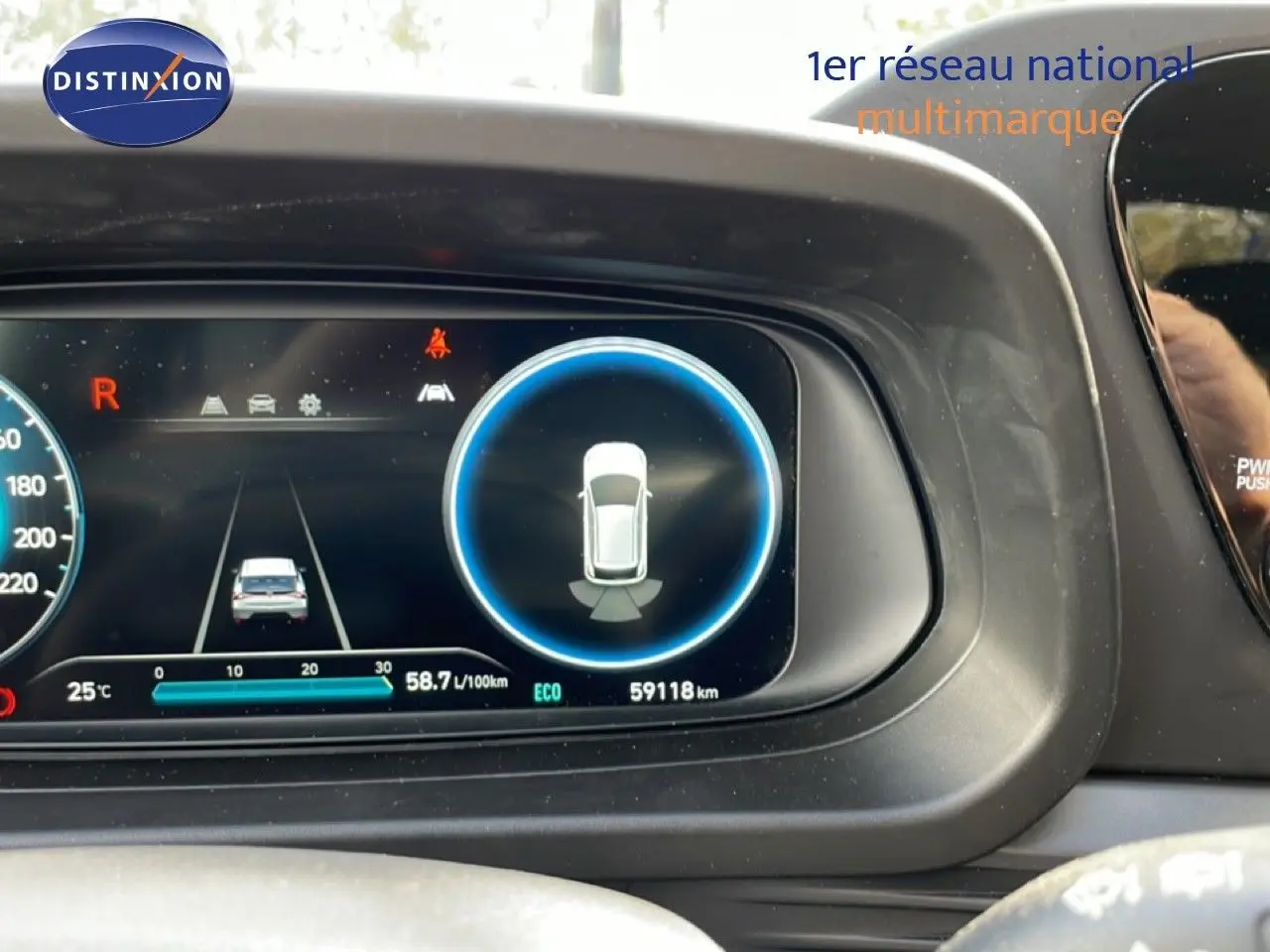 Tableau de bord numérique d'une Hyundai Bayon blanc polaire, affichant la caméra de recul et les aides à la conduite.