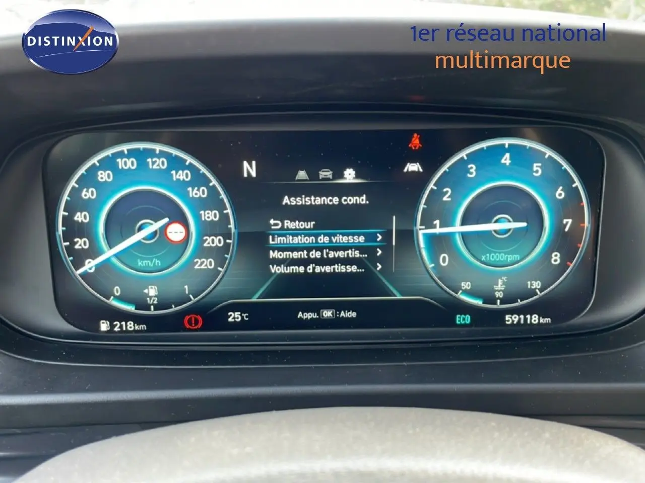 Tableau de bord numérique de Hyundai Bayon blanc, affichant la vitesse et le régime moteur en bleu.