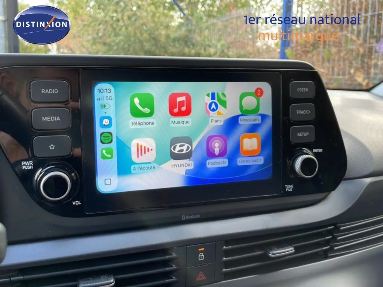 Écran tactile central du Hyundai Bayon 2022 affichant des applications, avec commandes audio autour, vue intérieure frontale.