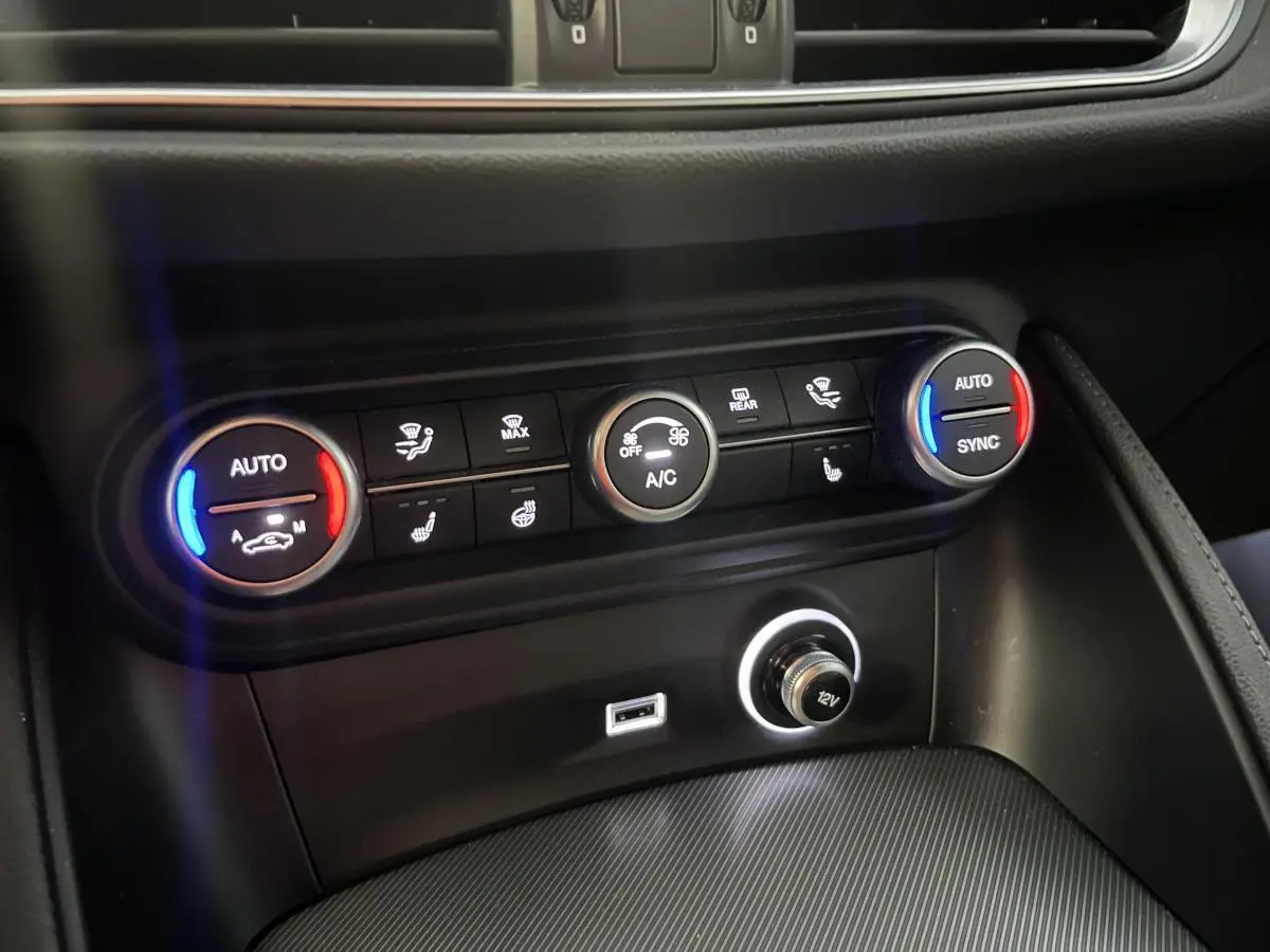 Panneau de commande de climatisation automatique avec réglages chauffants sur Alfa Romeo Stelvio noir 2024.