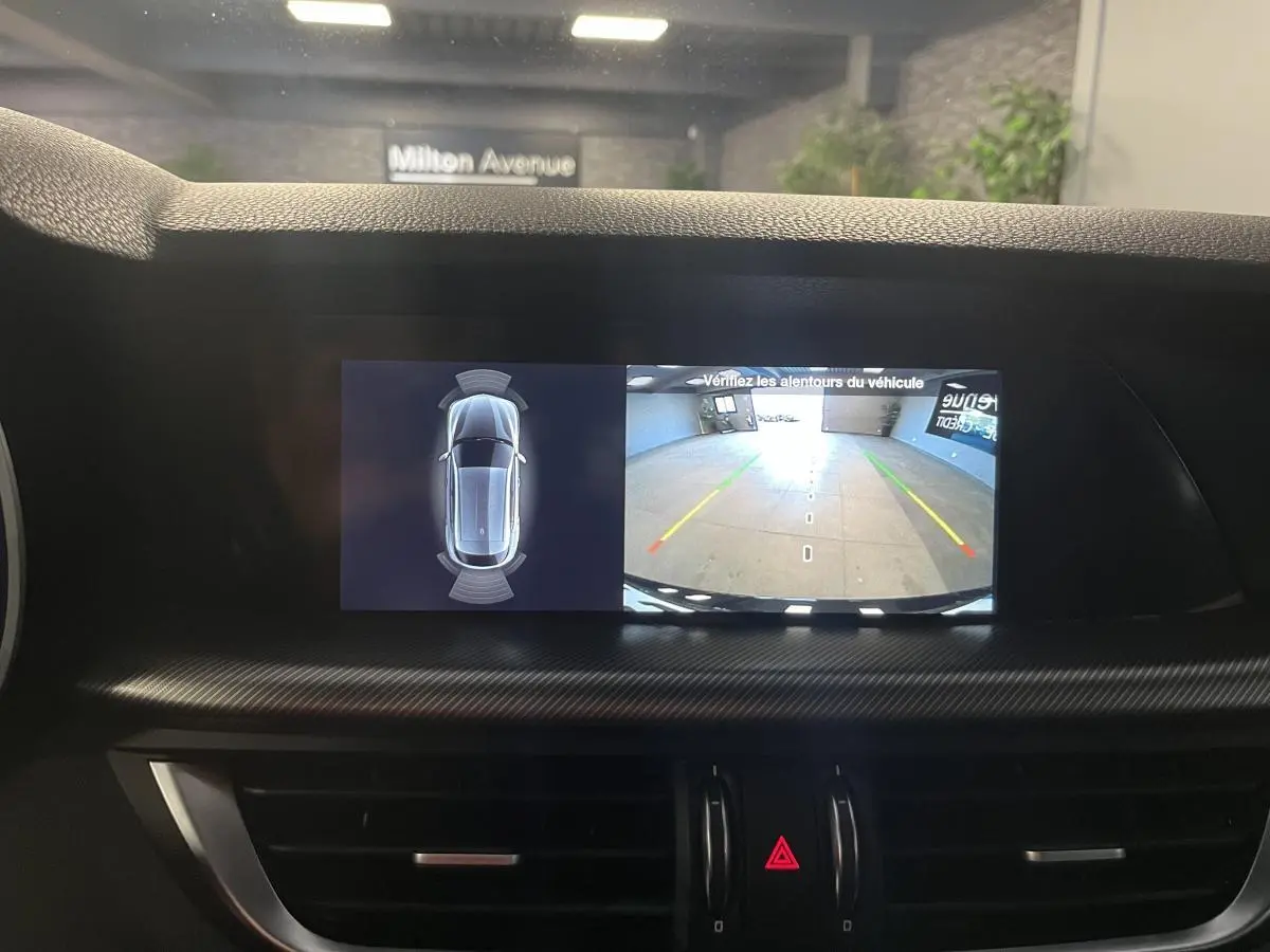 Écran central affichant la caméra de recul et les capteurs de stationnement de l'Alfa Romeo Stelvio noir.