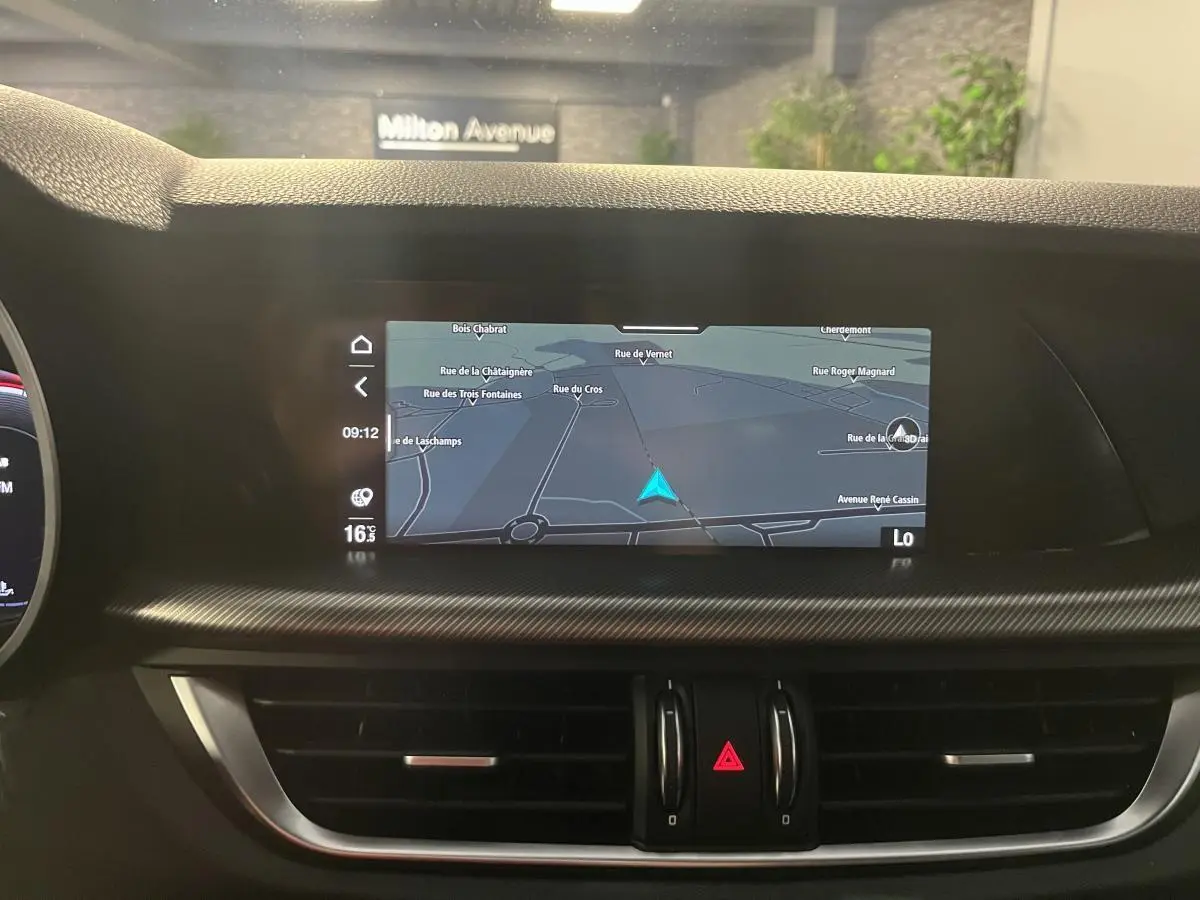 Écran tactile de navigation au tableau de bord intérieur de l'Alfa Romeo Stelvio Veloce 2024 noir