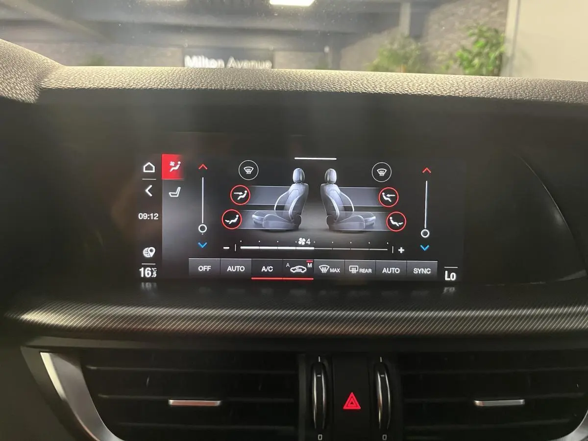 Écran tactile central affichant le réglage de la climatisation bi-zone de l'Alfa Romeo Stelvio 2024 finition Veloce.