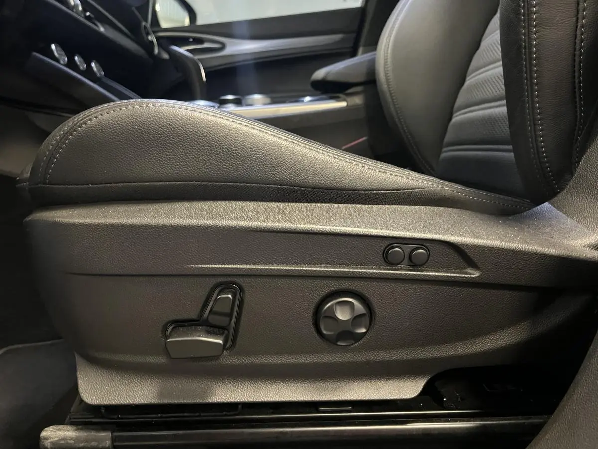 Réglages électriques du siège avant en cuir noir de l'Alfa Romeo Stelvio Veloce 2024, vue latérale côté gauche.
