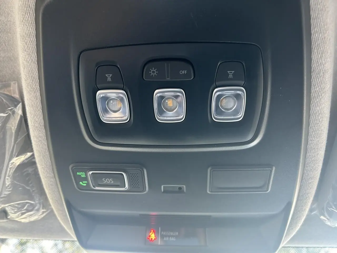 Gros plan sur les commandes de lève-vitres et réglage des rétroviseurs du côté conducteur du Renault Trafic Fourgon Gris Urbain.