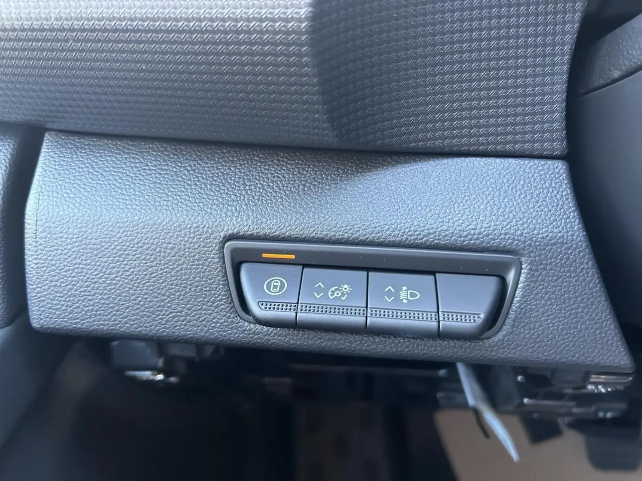 Vue intérieure du tableau de bord du Renault Trafic Fourgon gris urbain, avec volant multifonction et écran tactile central.