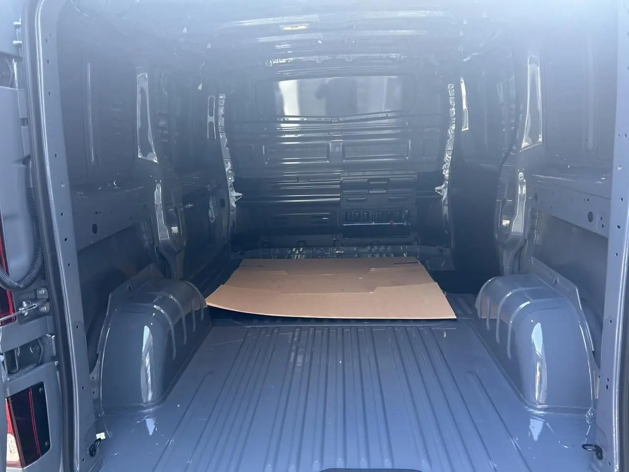 Écran tactile central du Renault Trafic Fourgon gris urbain 2025 montrant les aides à la conduite.